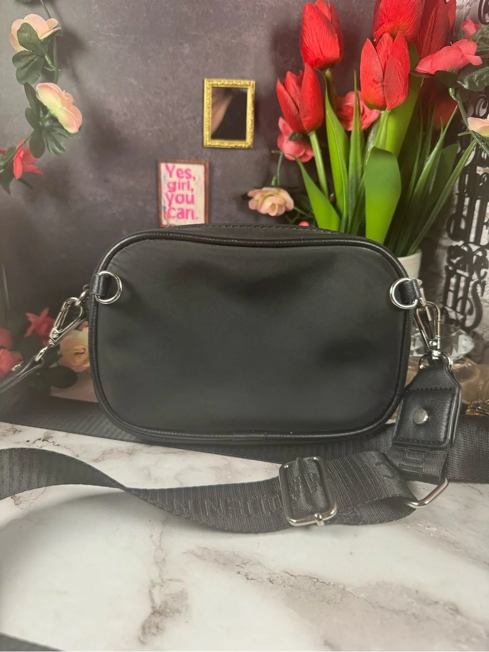 Steve Madden compact black
